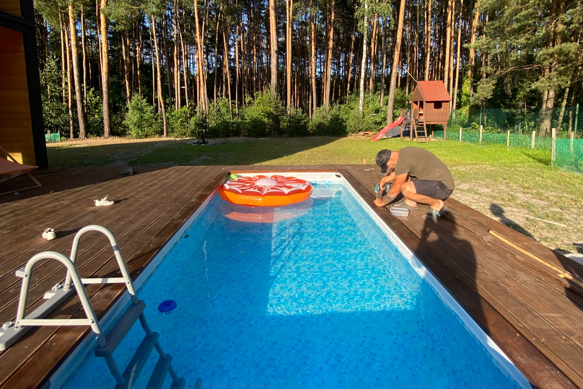 zabudowa basenu stelażowego